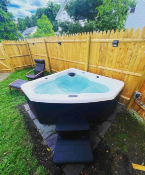 NEW!! Lovely unit w/ PRIVATE Hot Tub and patio!